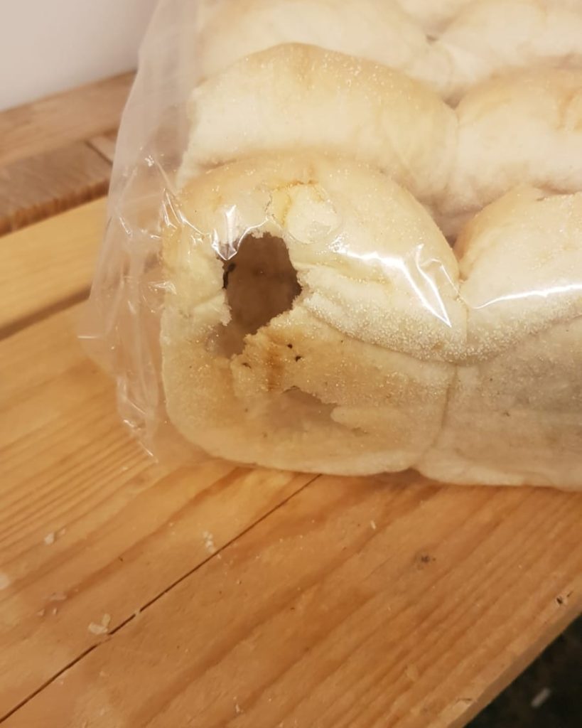 brood bolletjes aangevreten door muizen